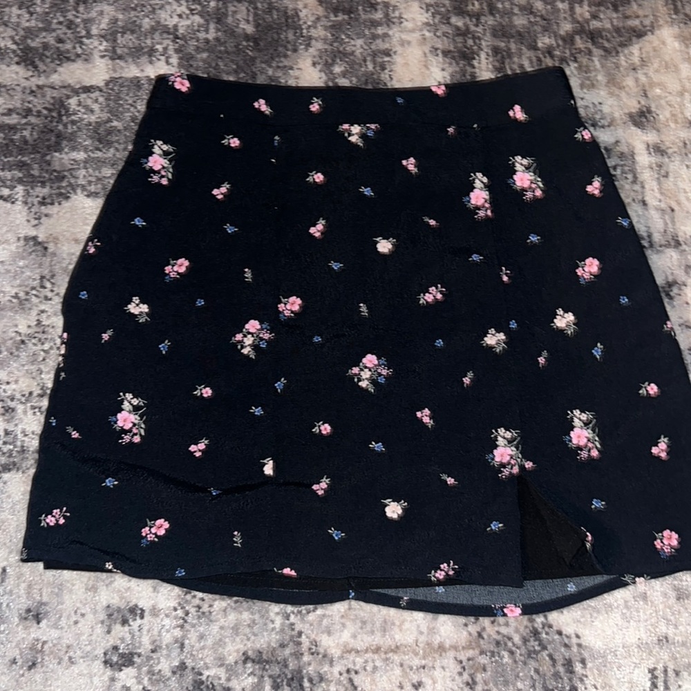 FOREVER 21 MINI FLORAL SKIRT SIZE S